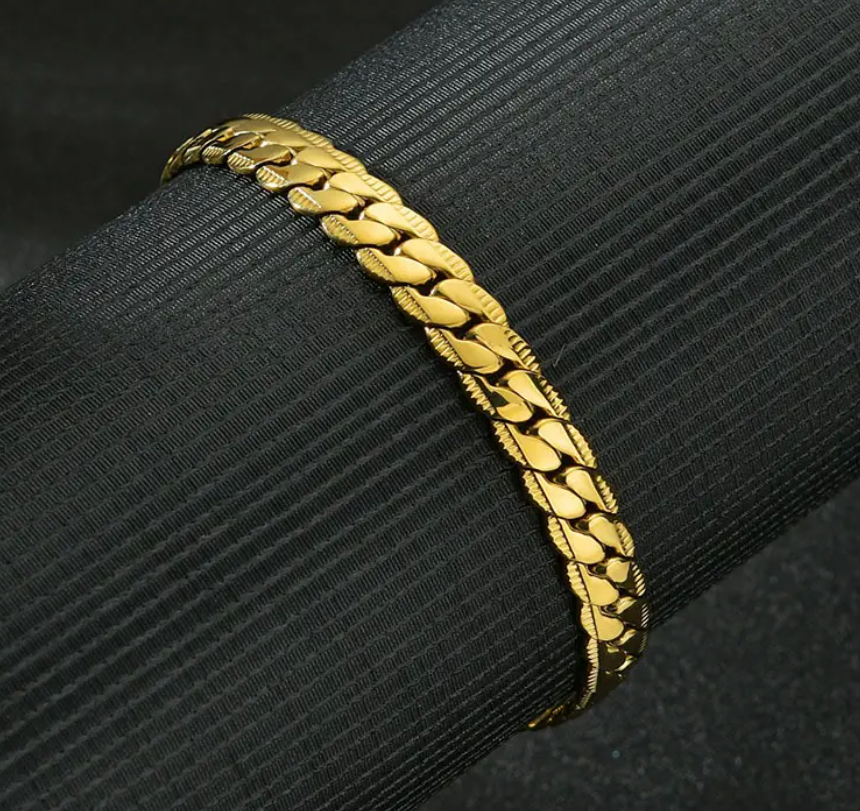 Luxe aan je pols: Platte schakel armband met glanzende gouden coating